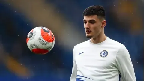 本土教练崭露头角！马德兴解读足协新规，国内教练展现时机，挑战与机遇并行